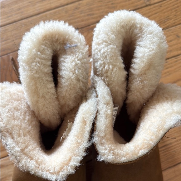 Ugg Cozy Brown Suede Boots with Cream Fur Lining - Picture 2 of 5